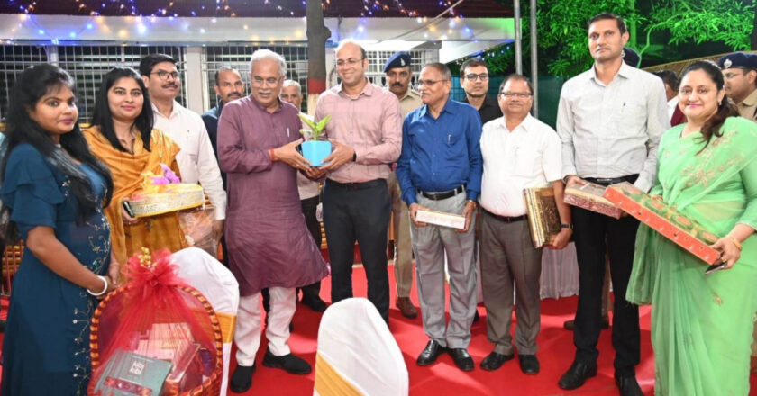 मुख्यमंत्री बघेल से रायपुर जिला प्रशासन के अधिकारियों ने मुलाकात कर दीपावली की शुभकामनाएं दीं