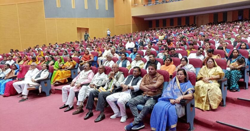 राजकपूर आडिटोरियम में बड़ी संख्या में लोगों ने सुनी प्रधानमंत्री जी की मन की बात