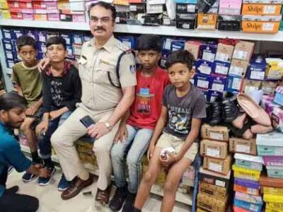 पुलिस का एक मानवीय चेहरा, थाना प्रभारी ने गरीब बच्चो को पहनाये जूते