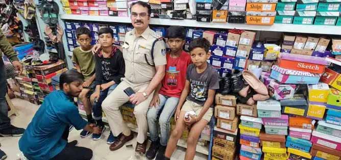 पुलिस का एक मानवीय चेहरा, थाना प्रभारी ने गरीब बच्चो को पहनाये जूते
