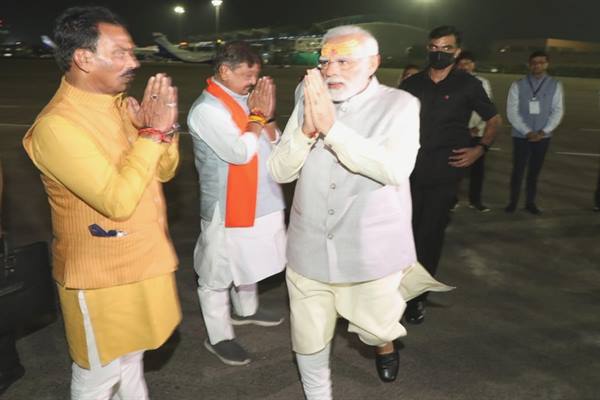 संक्षिप्त प्रवास के बाद प्रधानमंत्री नरेन्द्र मोदी नई दिल्ली रवाना