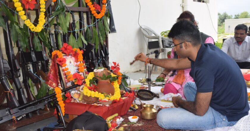 विजयदशमी के पर्व पर पुलिस लाईन अनूपपुर में शस्त्र पूजा का किया गया आयोजन