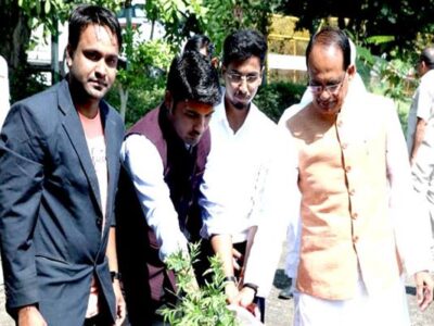 मुख्यमंत्री चौहान ने हिन्दी के गौरव और सम्मान में लगाया बरगद का पौधा