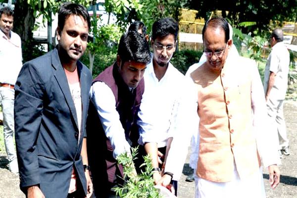 मुख्यमंत्री चौहान ने हिन्दी के गौरव और सम्मान में लगाया बरगद का पौधा