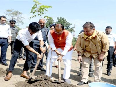मुख्यमंत्री चौहान ने नीम, खिरनी और केसिया के पौधे लगाए