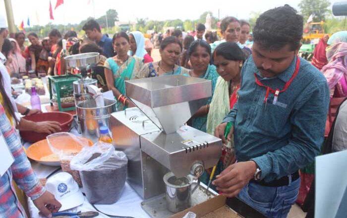 कृषि प्रदर्शनी में मुख्य आकर्षण का केन्द्र ड्रोन से खाद तथा दवाईयों के छिड़काव की तकनीक