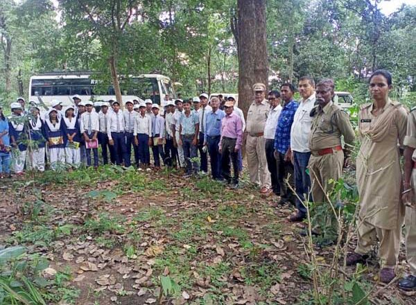 वन मितान जागृति आयोजन में छात्र-छात्राओं को वन पर्यावरण व वानिकी की जानकारी दी गई