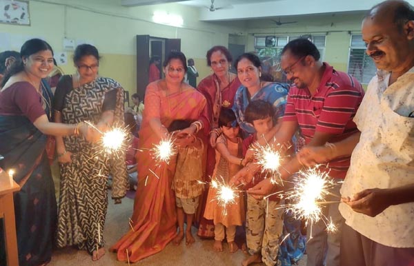 नेत्रहीन बच्चों के साथ बांटी दीपावली की खुशियां