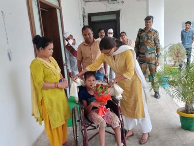 कलेक्टर के निर्देश पर दिव्यांग बालिका डॉली को तुरंत मिला व्हीलचेयर