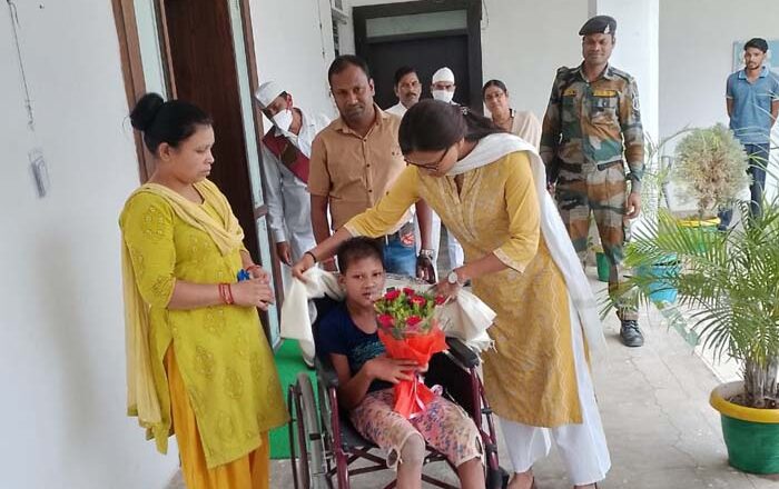 कलेक्टर के निर्देश पर दिव्यांग बालिका डॉली को तुरंत मिला व्हीलचेयर