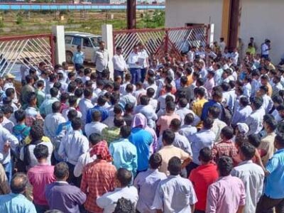 डीमर्जर के विरोध में मजदूर संगठनों ने दो घंटे तक बंद रखा स्टील प्लांट के सभी द्वार