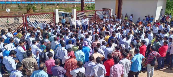 डीमर्जर के विरोध में मजदूर संगठनों ने दो घंटे तक बंद रखा स्टील प्लांट के सभी द्वार