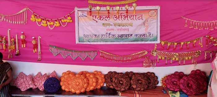 एकल अभियान संस्था ने स्वनिर्मित उत्पादों की लगाई प्रदर्शनी