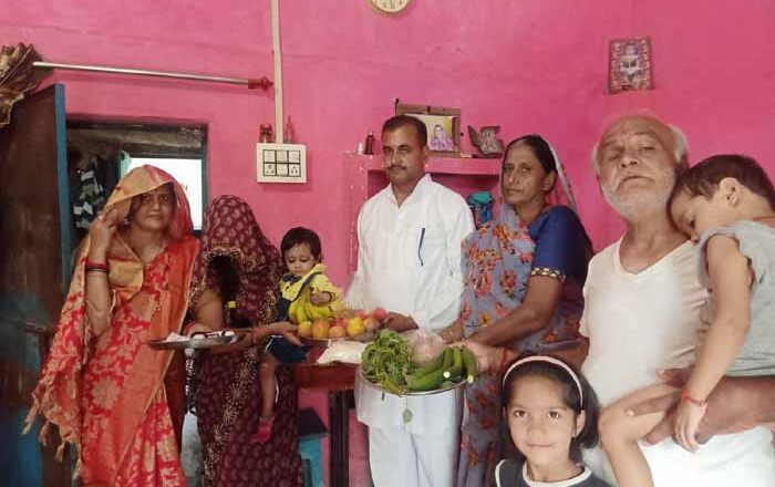 गांधी जयंती पर वात्सल्य योजना में समाजसेवियों ने ही कम पोषित बच्चों से गृह भेंट