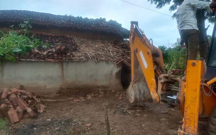 दुष्कर्म के सभी 6 आरोपी गिरफ्तार, आरोपियों के घरों पर चला बुलडोजर