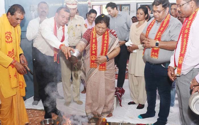 राज्यपाल सुश्री उइके ने विजयादशमी के अवसर पर विधिवत् शस्त्र पूजा और हवन किया