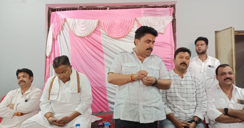 कांग्रेस के विधायकों ने कार्यकर्ताओं के साथ की बैठक