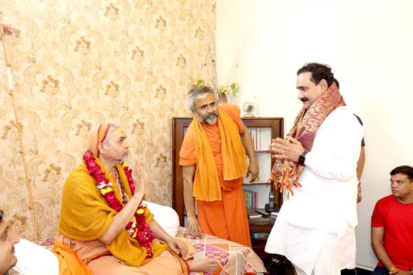 ज्योतिषपीठाधीश्वर जगतगुरू शंकराचार्य स्वामी अविमुक्तेश्वरानंद महाराज ने गृह मंत्री डॉ. मिश्रा को दिया आशीर्वाद