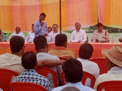 आमाडांड़ कालरी में आंदोलनरत ग्रामीणों से पुलिस, प्रशासन व कालरी प्रबंधन के अधिकारियों ने की चर्चा