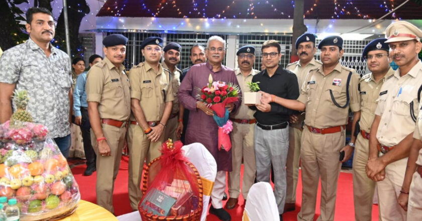 मुख्यमंत्री से रायपुर पुलिस प्रशासन के अधिकारियों ने मुलाकात कर दी दीपावली शुभकामनाएं