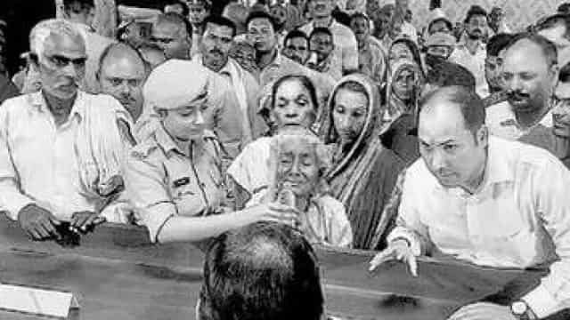 90 साल की बुजुर्ग को डीएम ने दिलाया 5 कुंतल गेहूं और 2 कुंतल चावल, तहसीलदार से बोले-‘अम्‍मा को अपनी गाड़ी से घर छोड़ आइए’