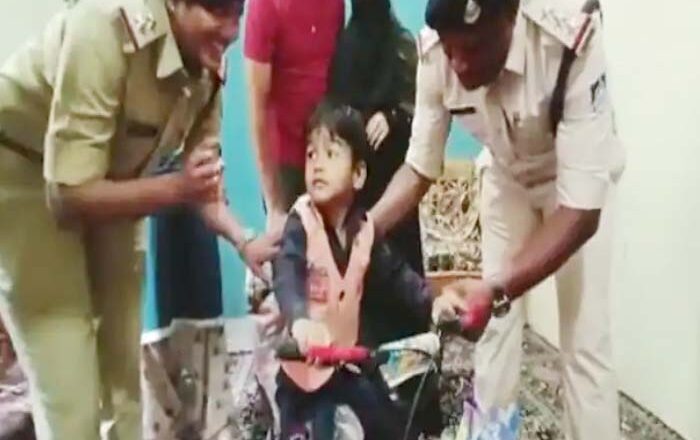 मासूम हमजा की डिमांड गृह मंत्री ने पूरी की भिजवाई साइकिल और चॉकलेट