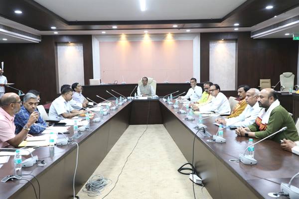 बिजली से जुड़ी किसानों की समस्याओं को हल करने शिविर लगाएँ : मुख्यमंत्री चौहान