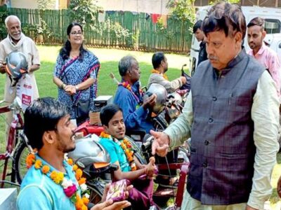 ऊर्जा मंत्री तोमर ने 19 दिव्यांगों को भेंट की मोटराइज्ड ट्राई साइकिल