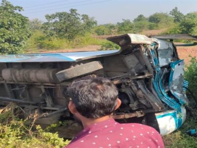 दमोह स्टेट हाईवे पर बस पलटी यात्री , 7 लोग गंभीर घायल