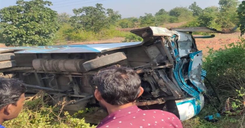 दमोह स्टेट हाईवे पर बस पलटी यात्री , 7 लोग गंभीर घायल