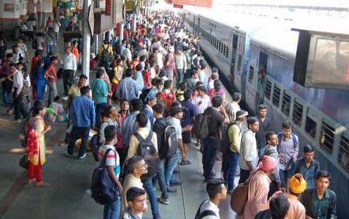दिवाली के चलते ट्रेनों में जगह मिल पाना मुश्किल
