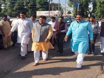 मंत्री प्रद्युम्न सिंह तोमर ने जनता से माफी मांगी और जूते-चप्पल का किया त्याग