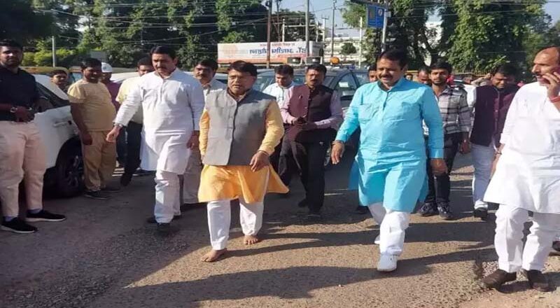 मंत्री प्रद्युम्न सिंह तोमर ने जनता से माफी मांगी और जूते-चप्पल का किया त्याग