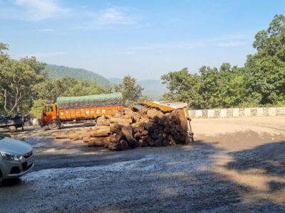 केशकाल घाट के आठवें मोड पर पलटी ट्रक