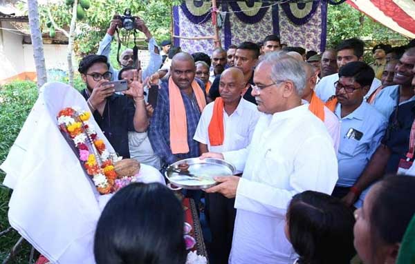 मुख्यमंत्री ने महेश्वर गोस्वामी को अर्पित की श्रद्धांजलि