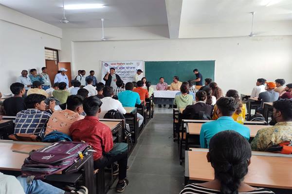 कॉलेजों में पहुँचे निर्वाचन सदन के अधिकारी, विद्यार्थियों को वोटर हेल्पलाइन एप से मतदाता सूची में नाम जुड़वाने बताई प्रक्रिया