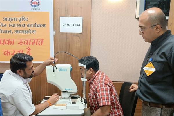 विश्व दृष्टि दिवस पर एनएचएम कार्यालय में हुई 450 कर्मचारी-अधिकारियों की आँखों की जाँच