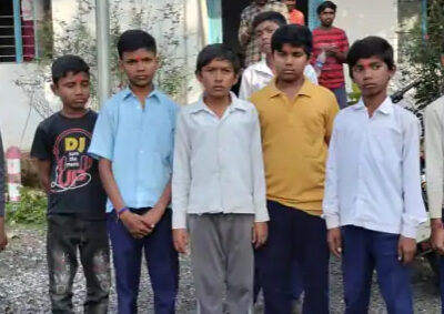 तिलक लगाकर स्कूल पहुंचे विद्यार्थियों को टीचर ने बेरहमी से पिटा