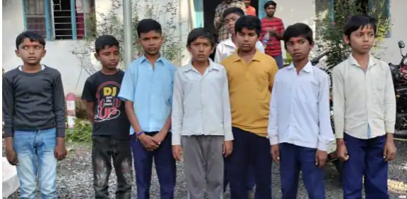 तिलक लगाकर स्कूल पहुंचे विद्यार्थियों को टीचर ने बेरहमी से पिटा