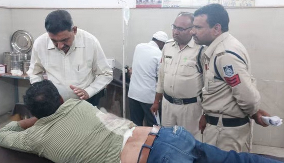 विवाद को सुलझाने पहुंचे आरक्षक पर चाकू से हमला