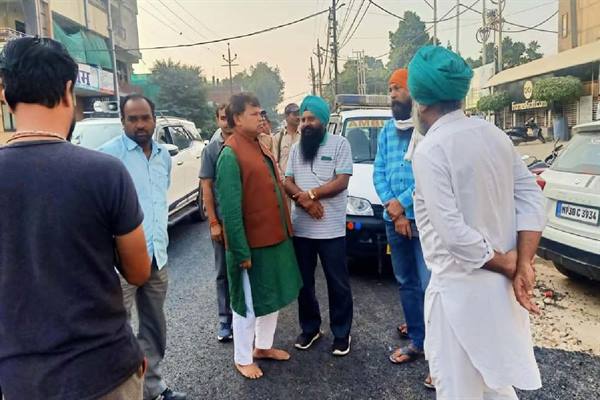 ऊर्जा मंत्री तोमर ने ग्वालियर में सुबह 6 बजे नंगे पैर निर्माणाधीन सड़कों का किया निरीक्षण