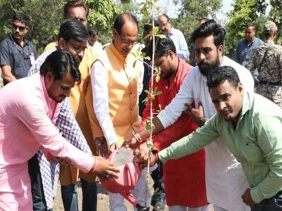 मुख्यमंत्री चौहान ने खिरनी, कदंब और करंज के पौधे लगाए