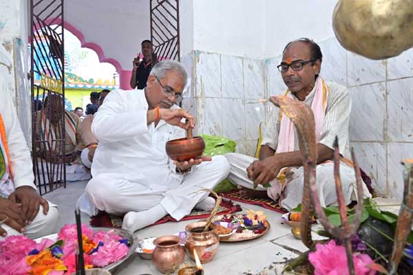 मुख्यमंत्री ने ग्राम साराडीह में महानदी के तट पर बने शिव मंदिर का किया दर्शन