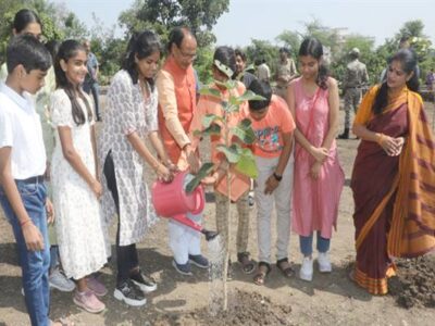 मुख्यमंत्री चौहान ने करंज, बरगद और गुलमोहर के पौधे लगाए
