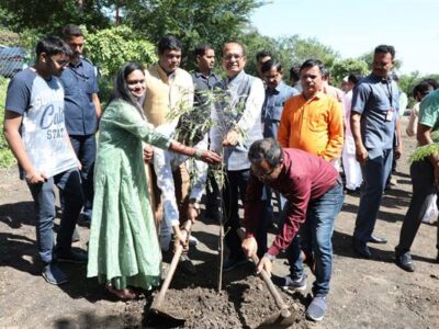मुख्यमंत्री चौहान ने किसान मोर्चा के सदस्यों के साथ पौध-रोपण किया