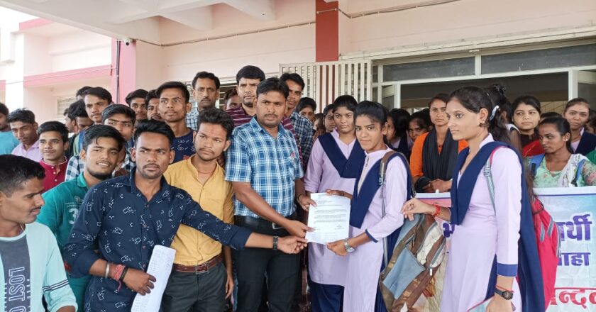 महाविद्यालय के छात्र छात्राओं ने कुलपति को परीक्षा परिणाम की जांच के लिए लिखा पत्र और प्राचार्या को दिया ज्ञापन