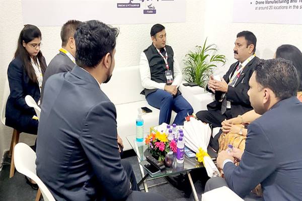 मंत्री दत्तीगांव ने गुजरात में डिफेंस एक्सपो में उद्योगपतियों से प्रदेश में निवेश पर चर्चा की