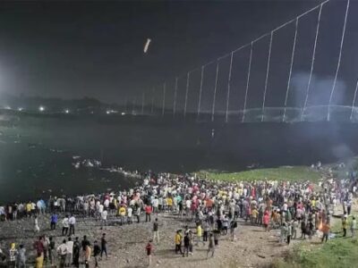 गुजरात के मोरबी में ब्रिज गिरने से अब तक 183 लोगों की मौत