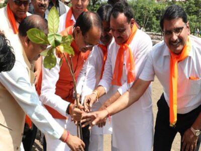 मुख्यमंत्री चौहान ने नीम, पीपल और बादाम का पौधा लगाया