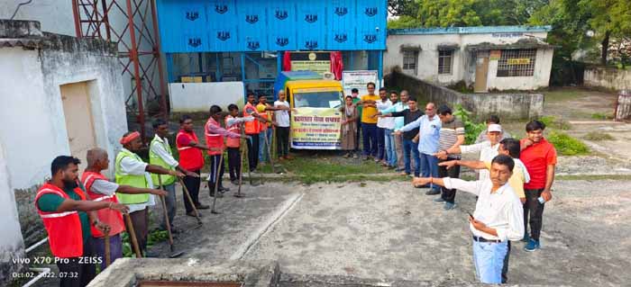 राष्ट्रपिता महात्मा गांधी की 153 वी जयंती के अवसर पर आज नगर निगम कर्मी व समाज सेवियों ने साफ सफाई कर दिलाया गया शपथ